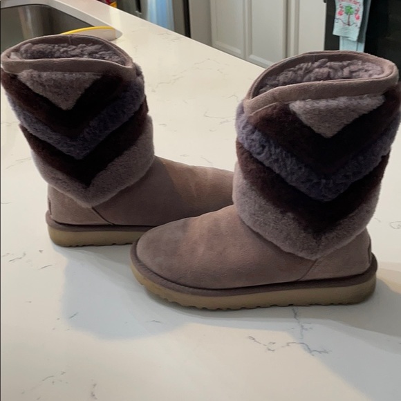 Barely worn *UGG* boot - Picture 3 of 6